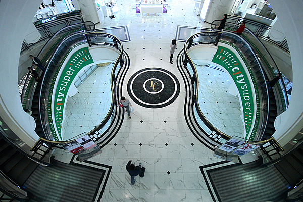 Curving escalators