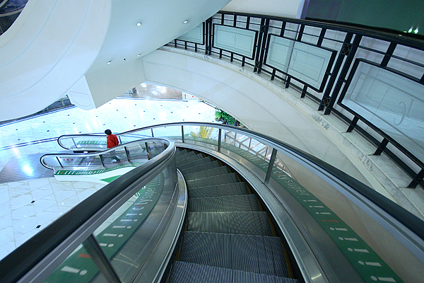 Curving escalators