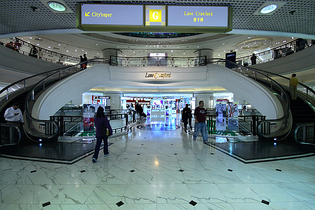 Curving escalators